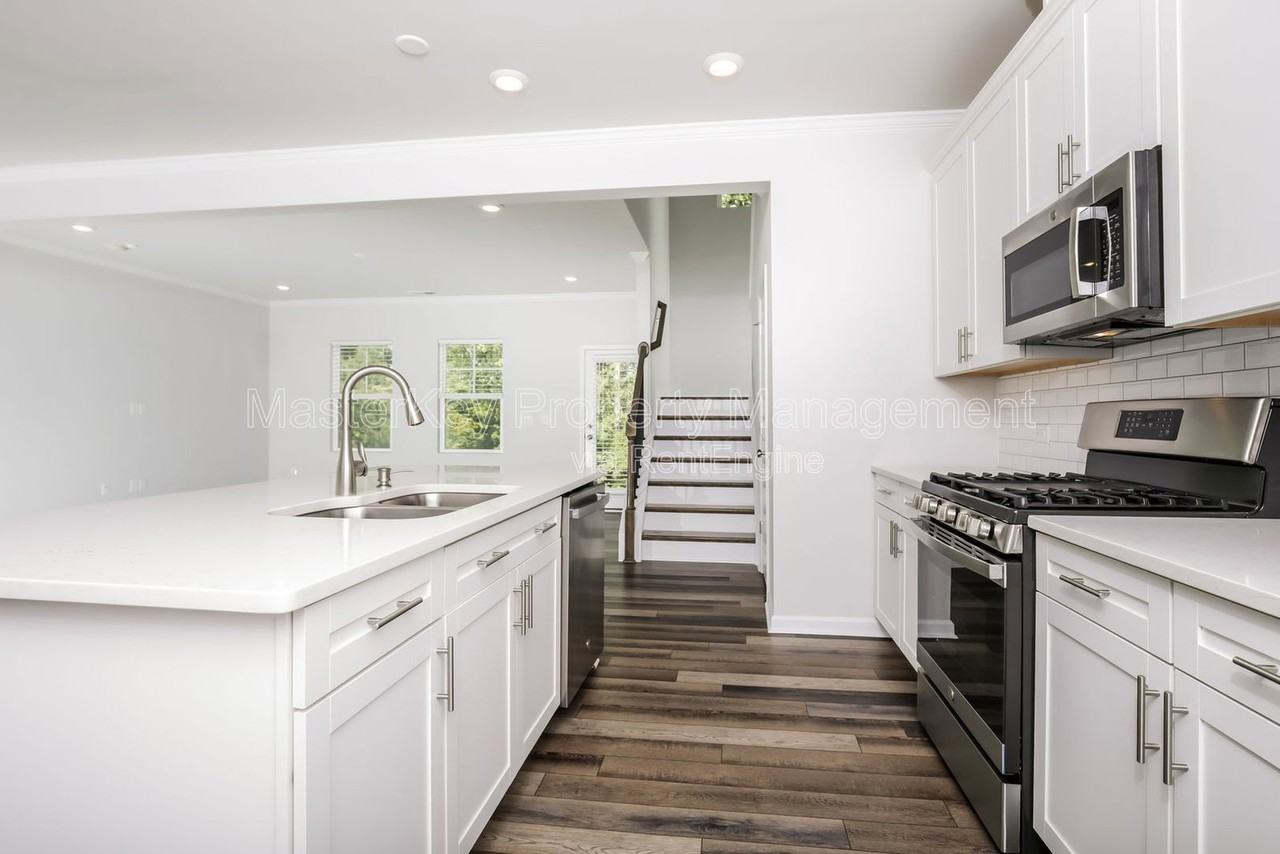 2061 Caen St - Photo 6 of 33