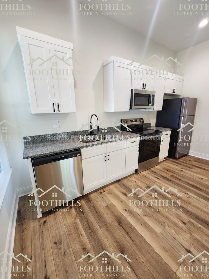 111 Anderson Ave #B - Photo 4 of 17