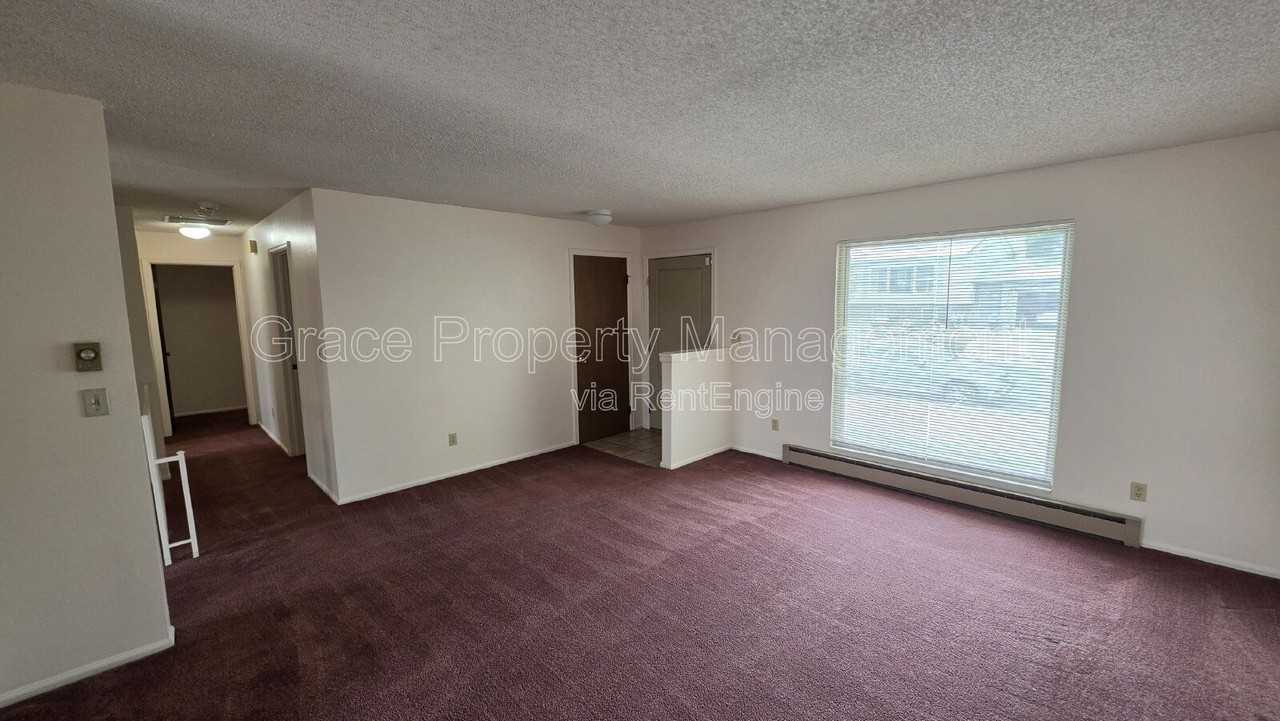 1044 Maple Dr - Photo 3 of 24