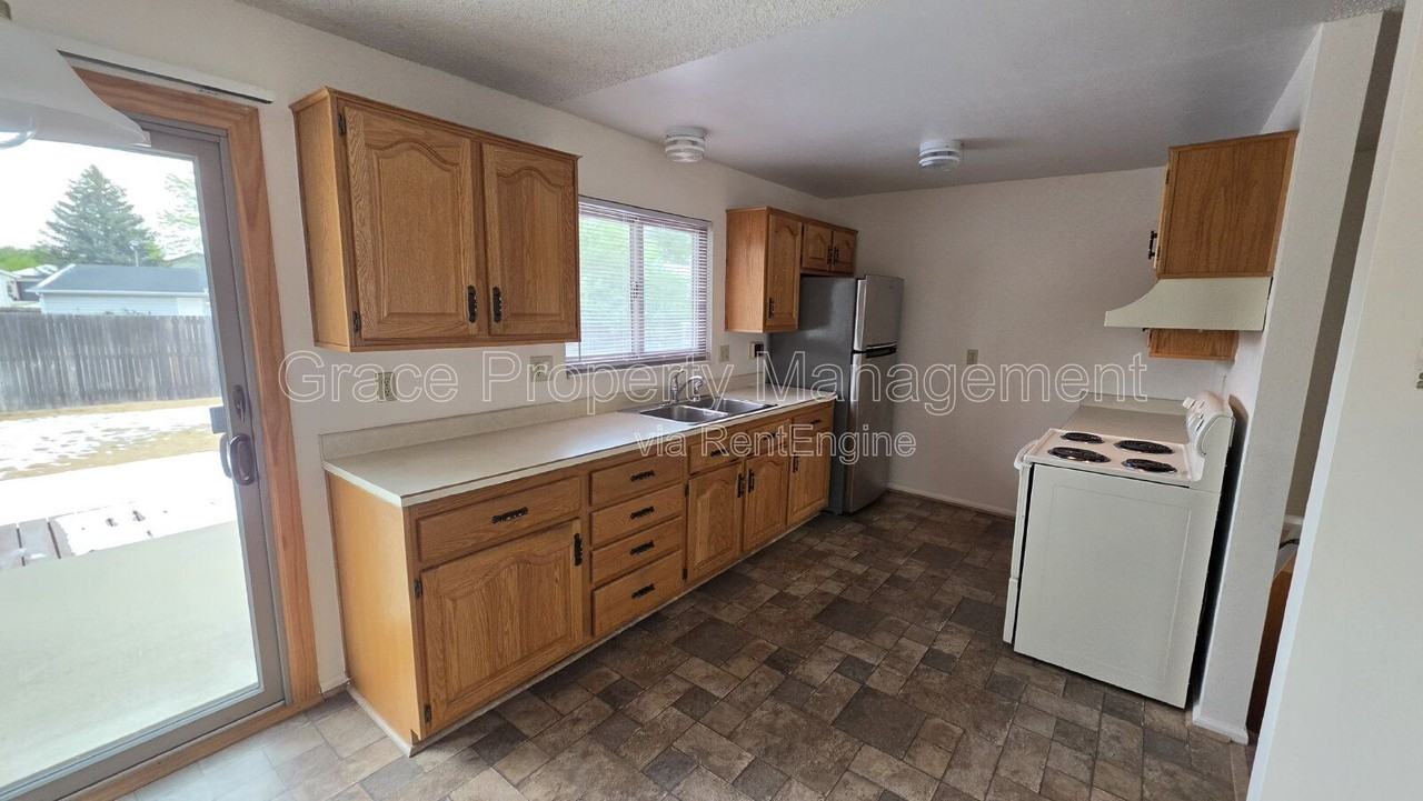 1044 Maple Dr - Photo 4 of 24