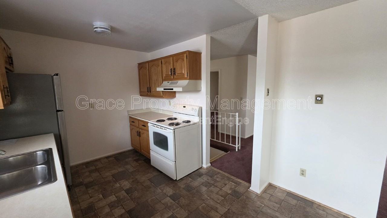 1044 Maple Dr - Photo 5 of 24