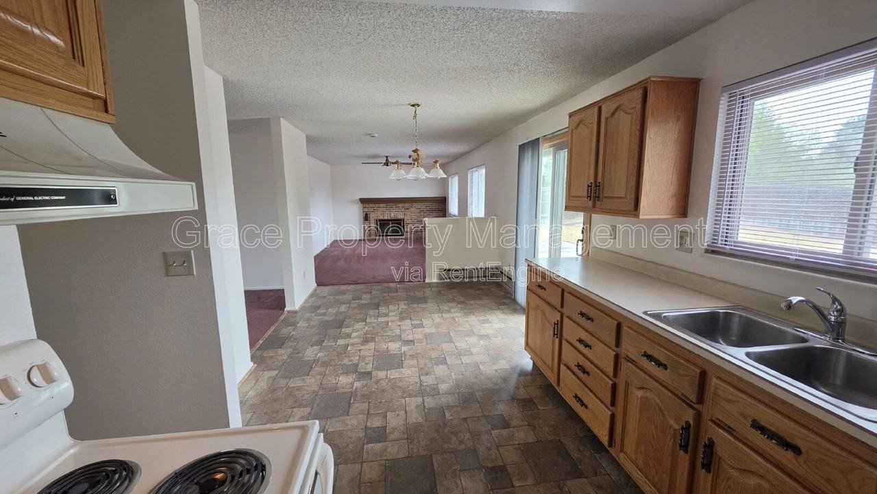 1044 Maple Dr - Photo 6 of 24