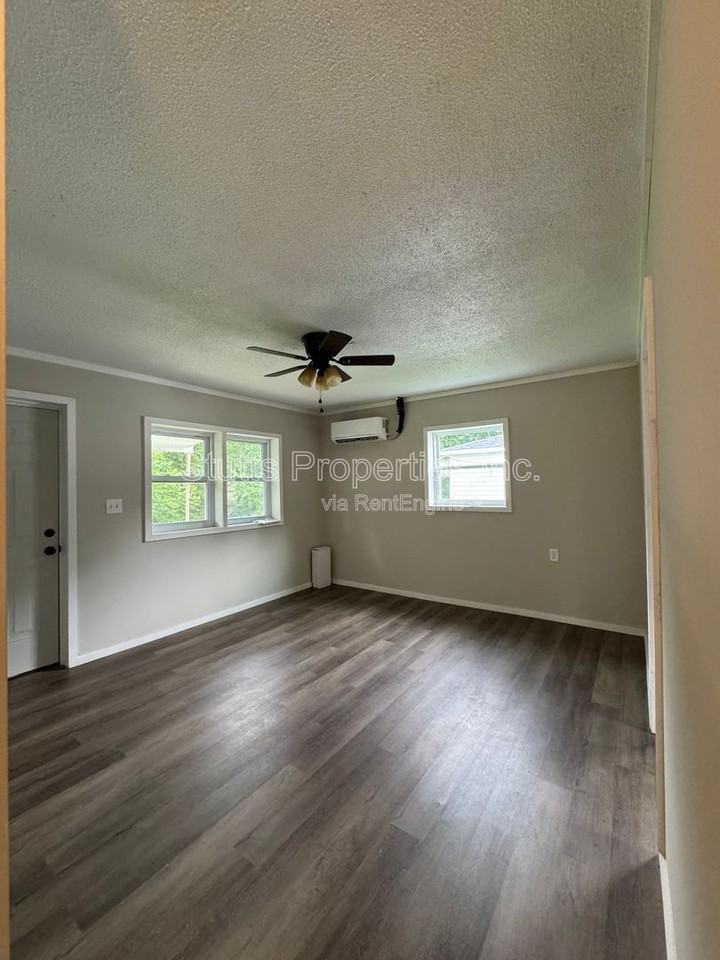 520 S Connor St - Photo 4 of 8