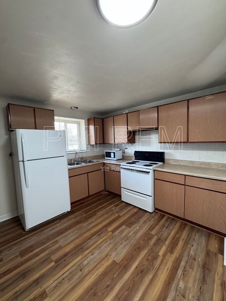 2323 Newton St #4 - Photo 3 of 20