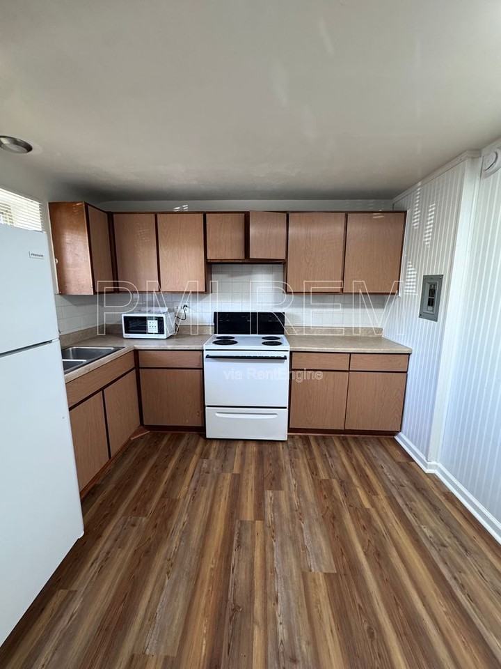 2323 Newton St #4 - Photo 4 of 20