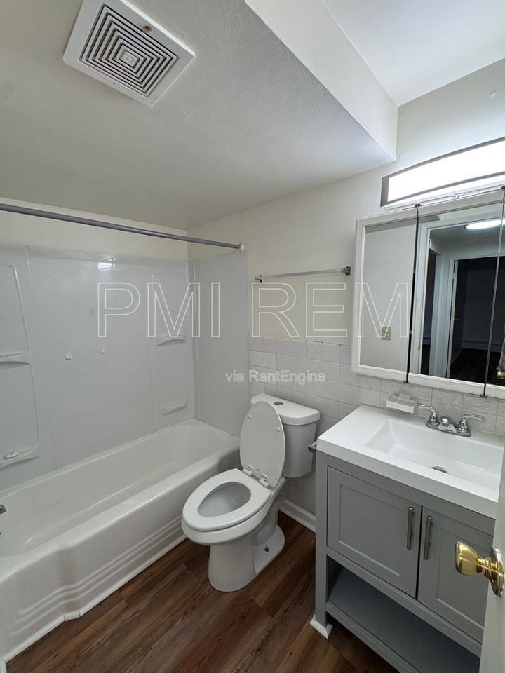 2323 Newton St #4 - Photo 7 of 20