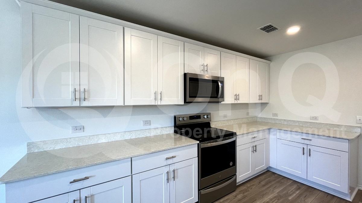 882 Breakwater Dr - Photo 3 of 32