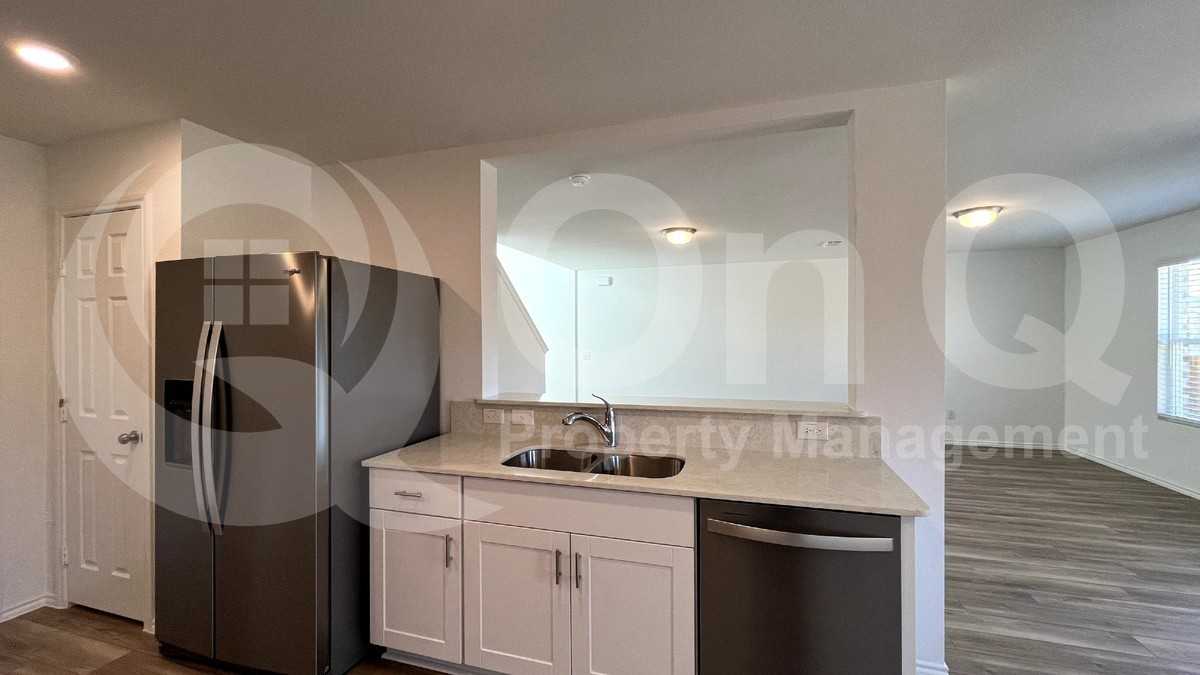 882 Breakwater Dr - Photo 4 of 32