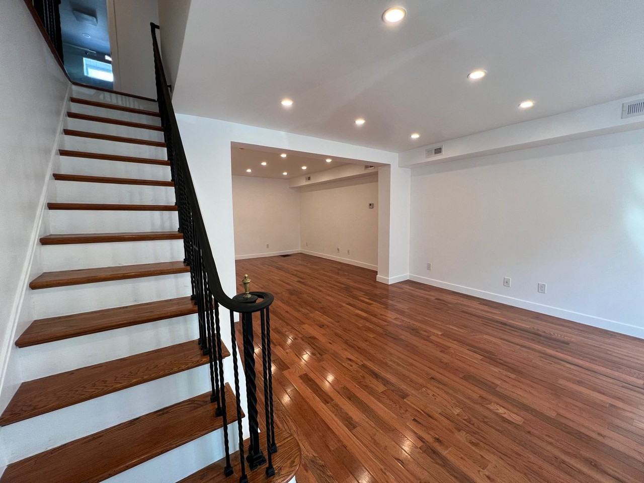 2622 E Somerset St - Photo 4 of 33