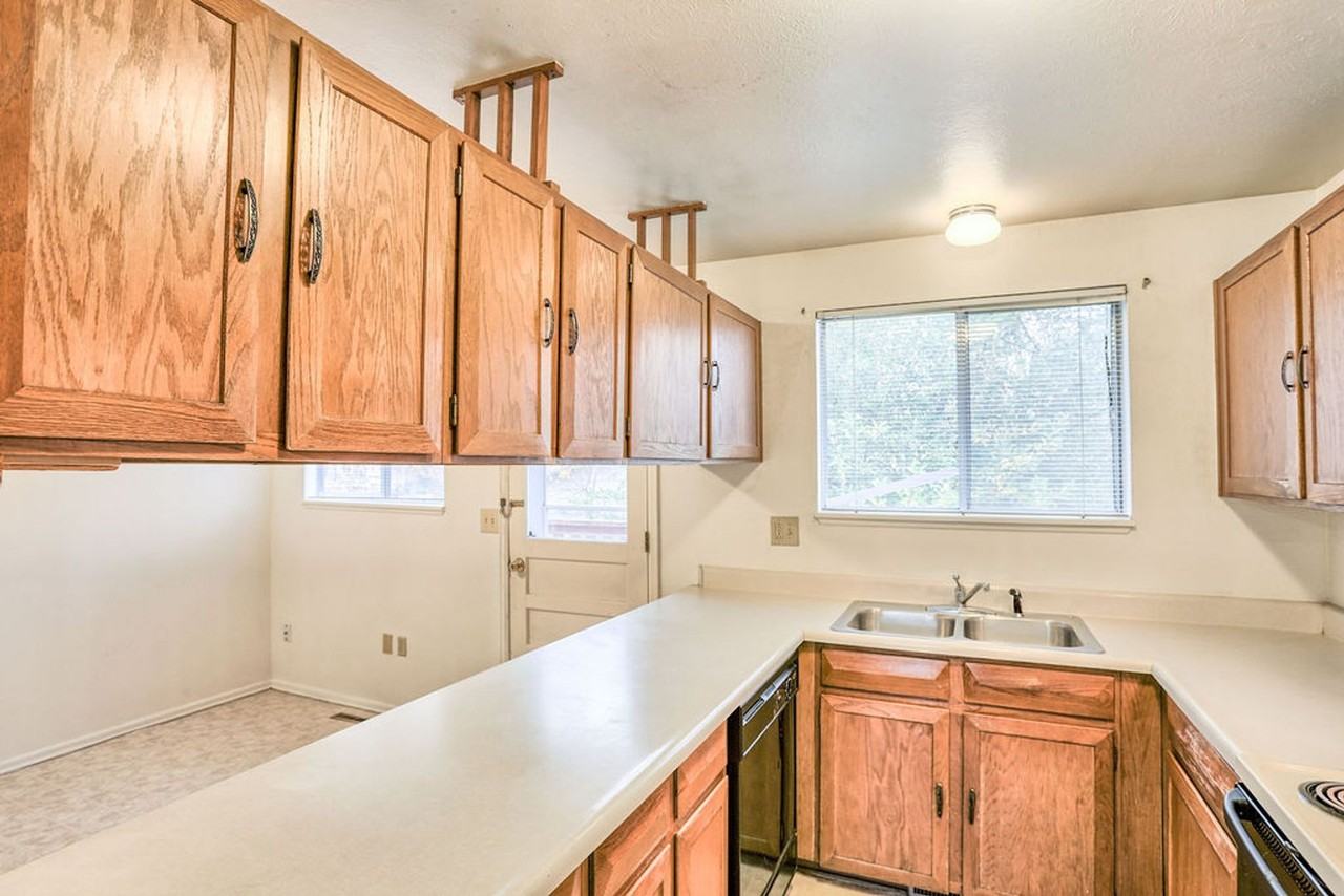 836 Winchester Dr - Photo 5 of 34