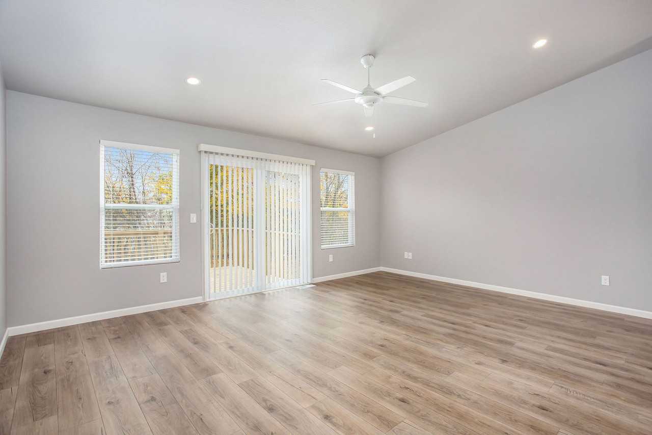 217 Creek Pointe Cir - Photo 4 of 17