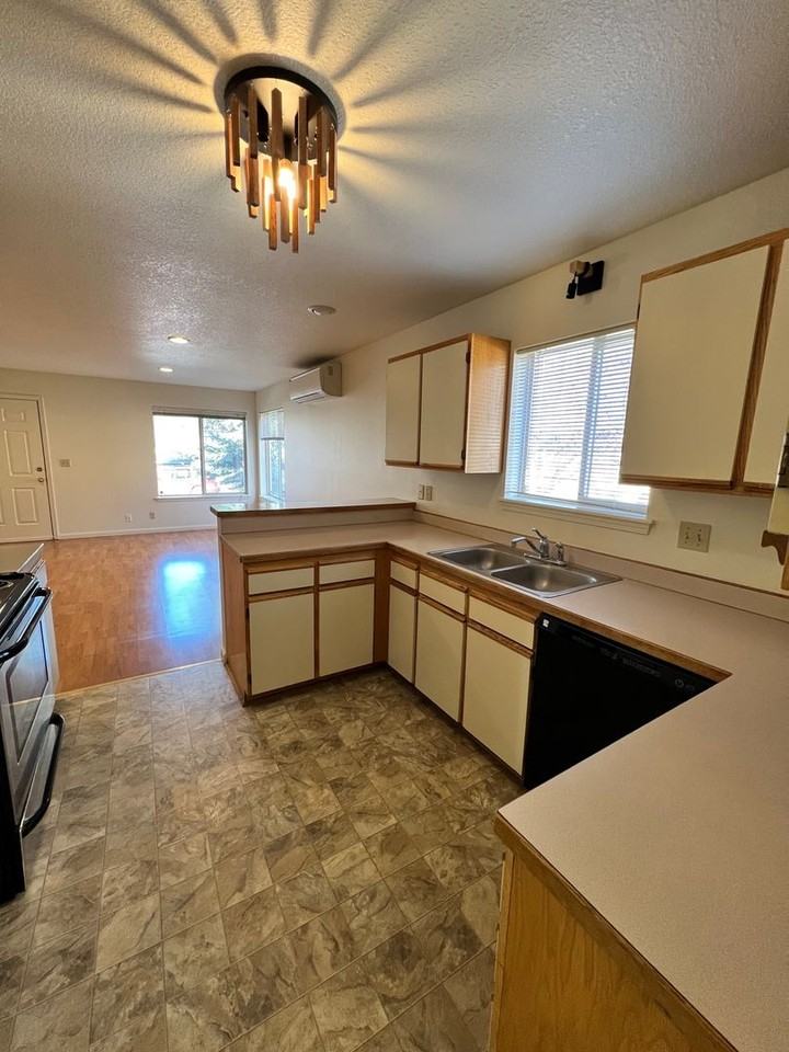 1355 Nw Davenport Ave - Photo 6 of 23