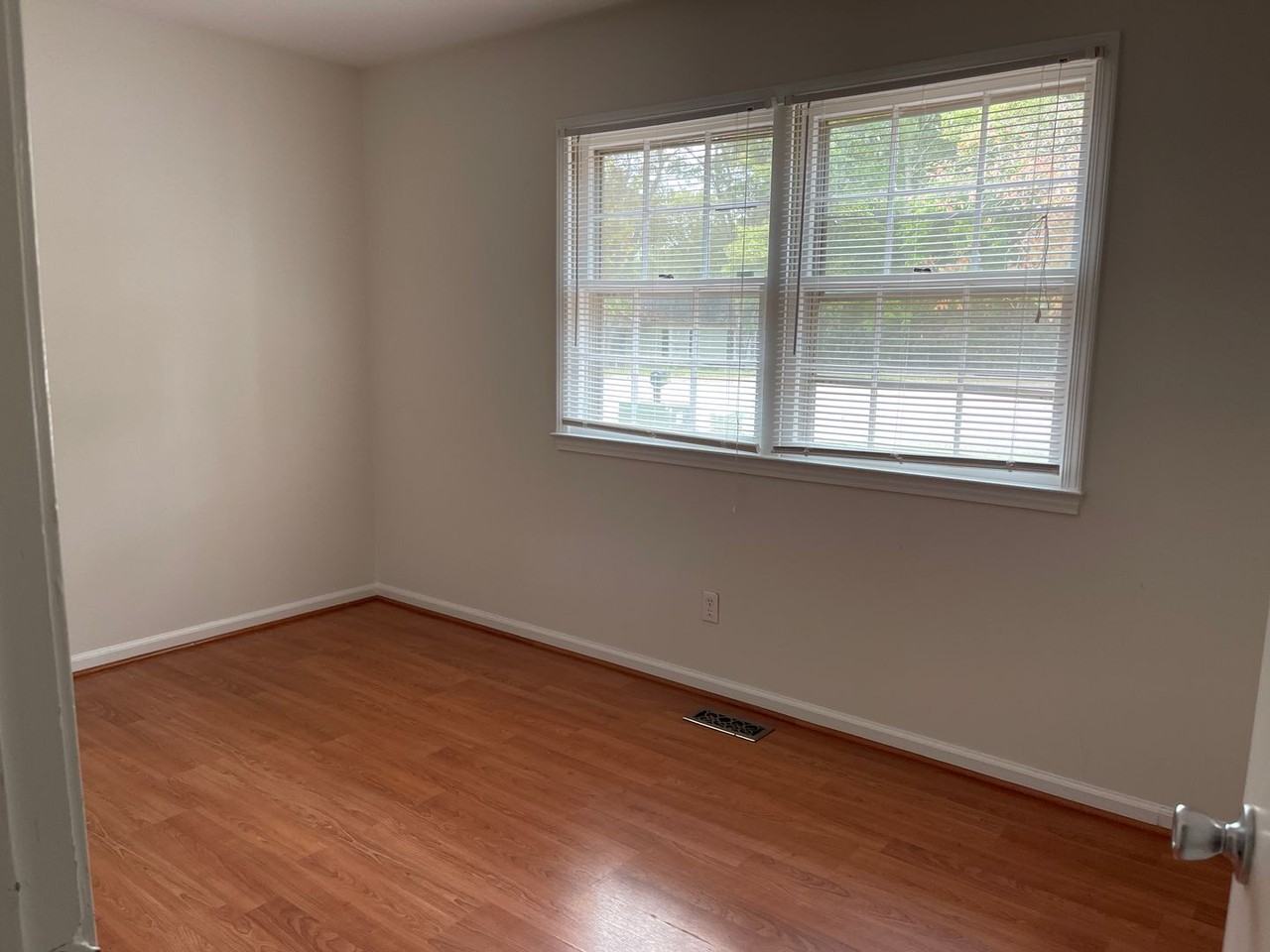 7604 Longstreet Dr - Photo 4 of 11