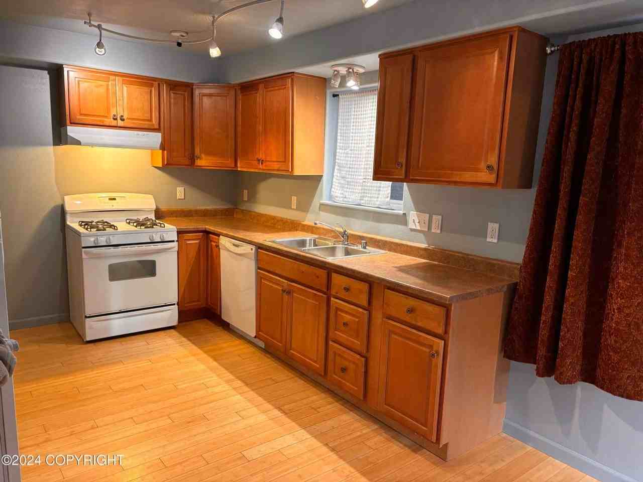 104 Mount Hood Dr - Photo 2 of 14