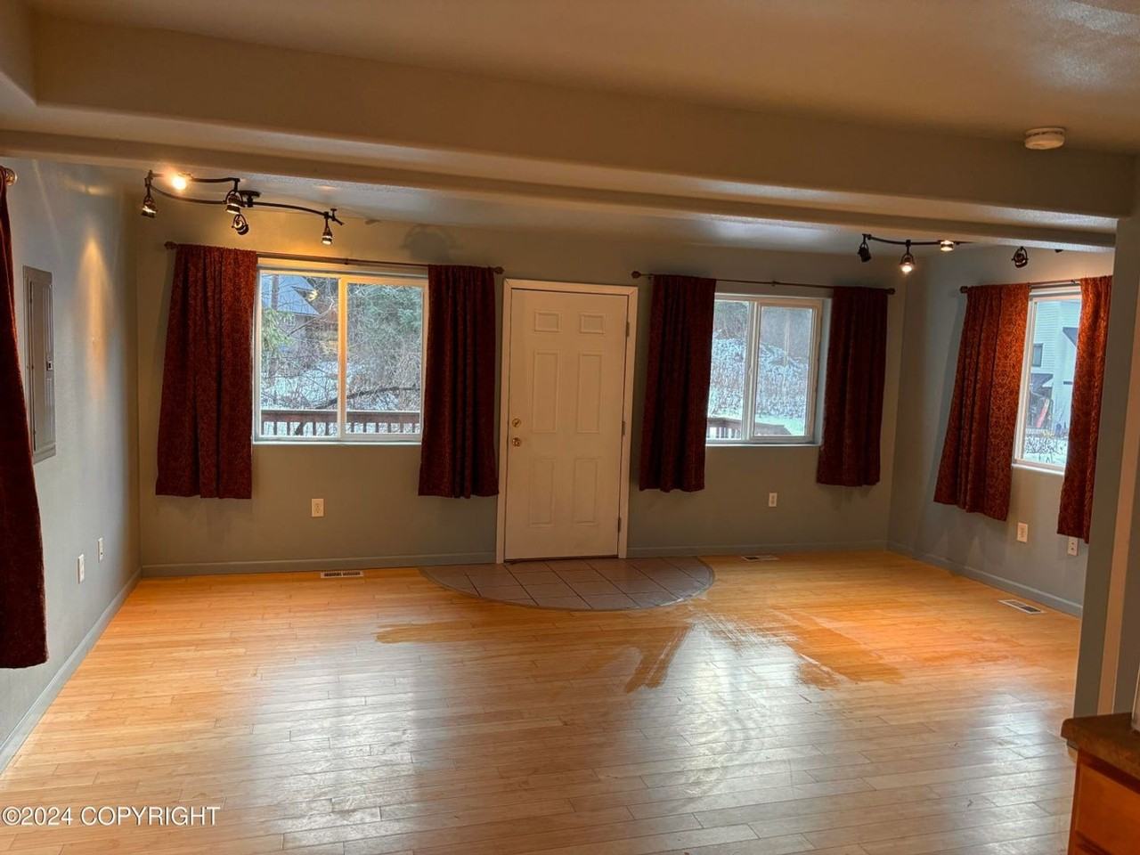 104 Mount Hood Dr - Photo 3 of 14