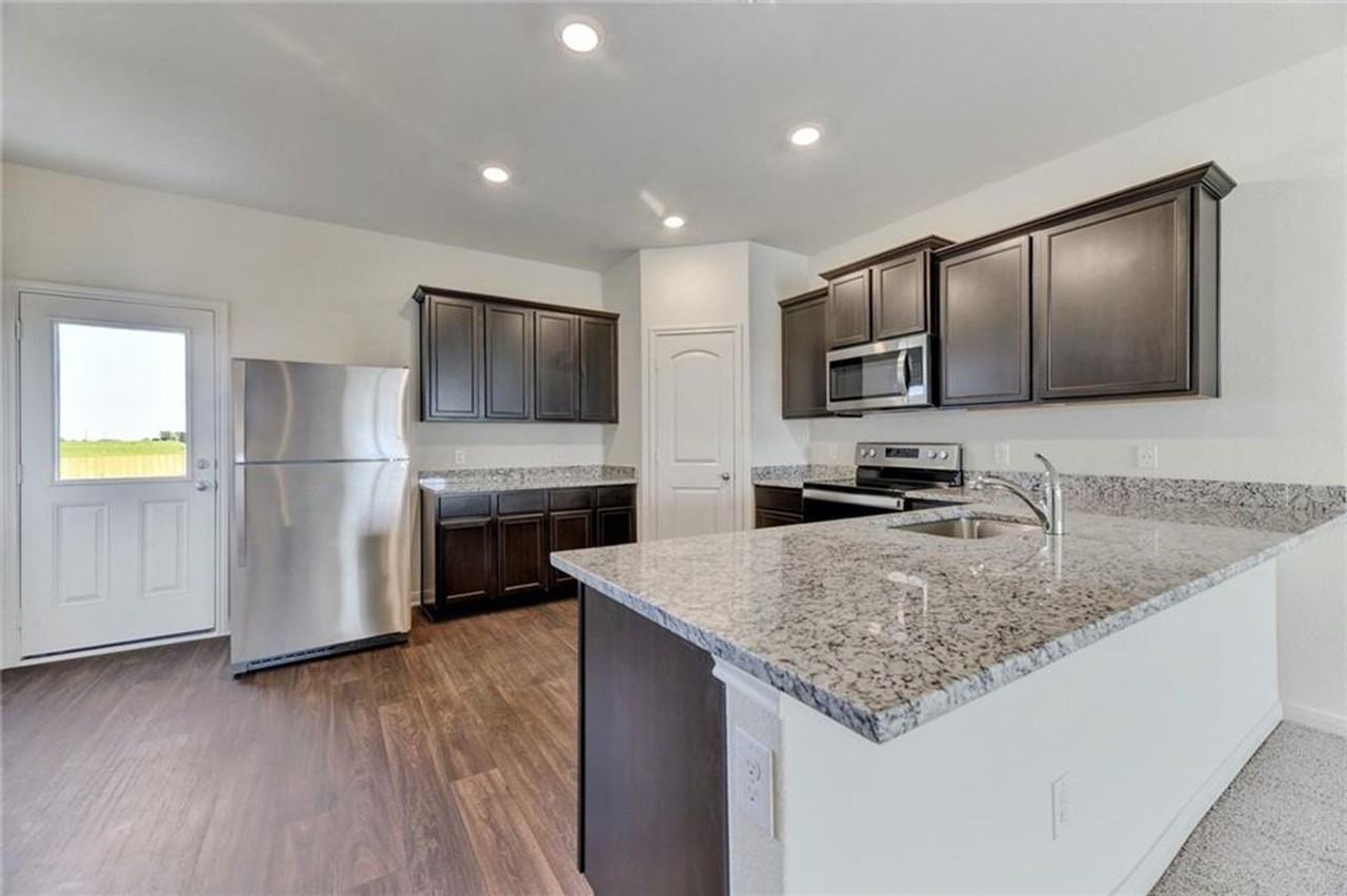 140 Maywood Ln - Photo 2 of 14
