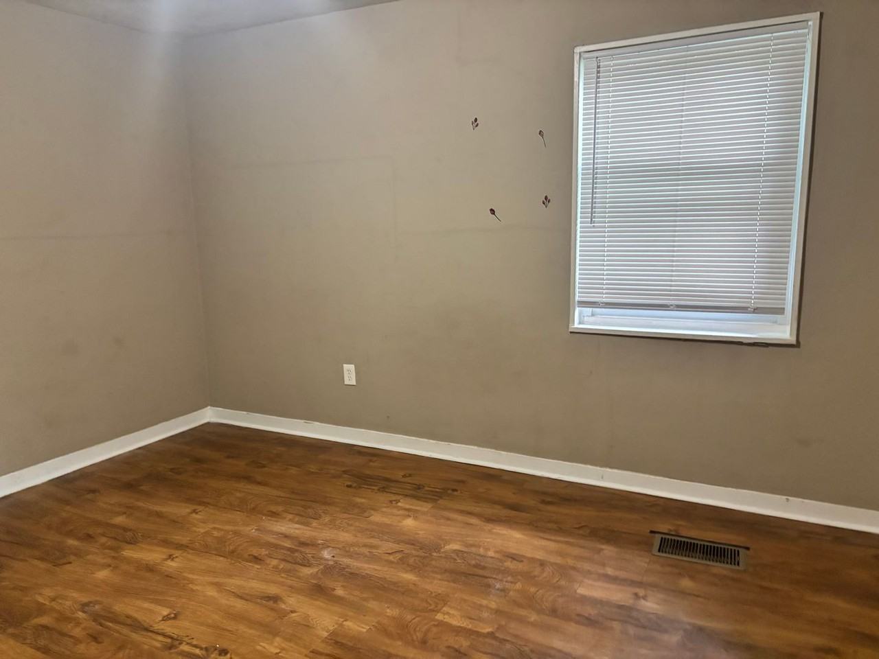 3084 Oak Forest Dr - Photo 3 of 9
