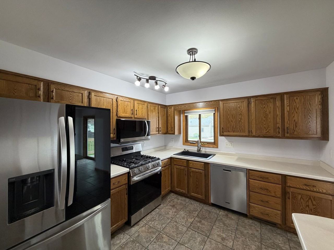 1508 E Becker Rd - Photo 2 of 19