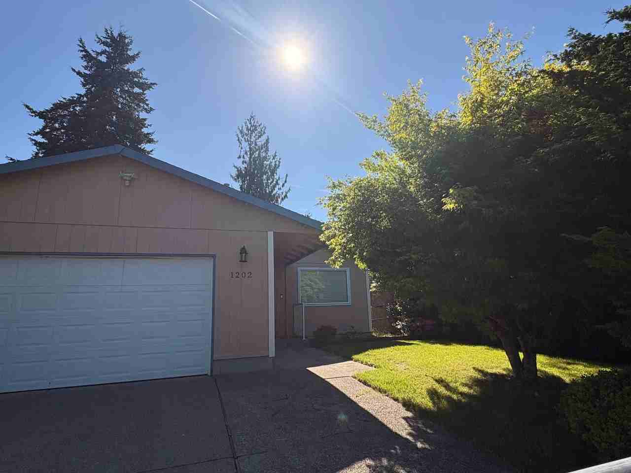 1202 Se 86th Ave - Photo 2 of 26