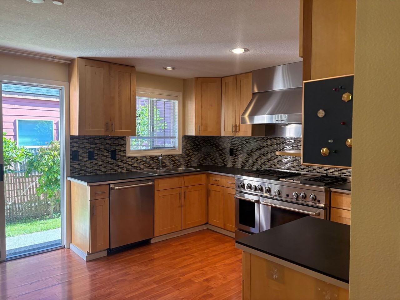 1202 Se 86th Ave - Photo 5 of 26