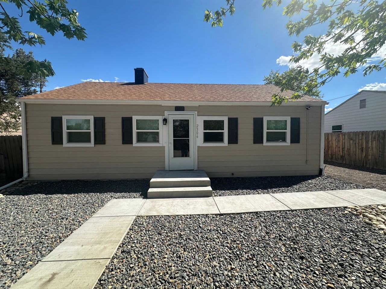 2306 W 7th St - Photo 2 of 14
