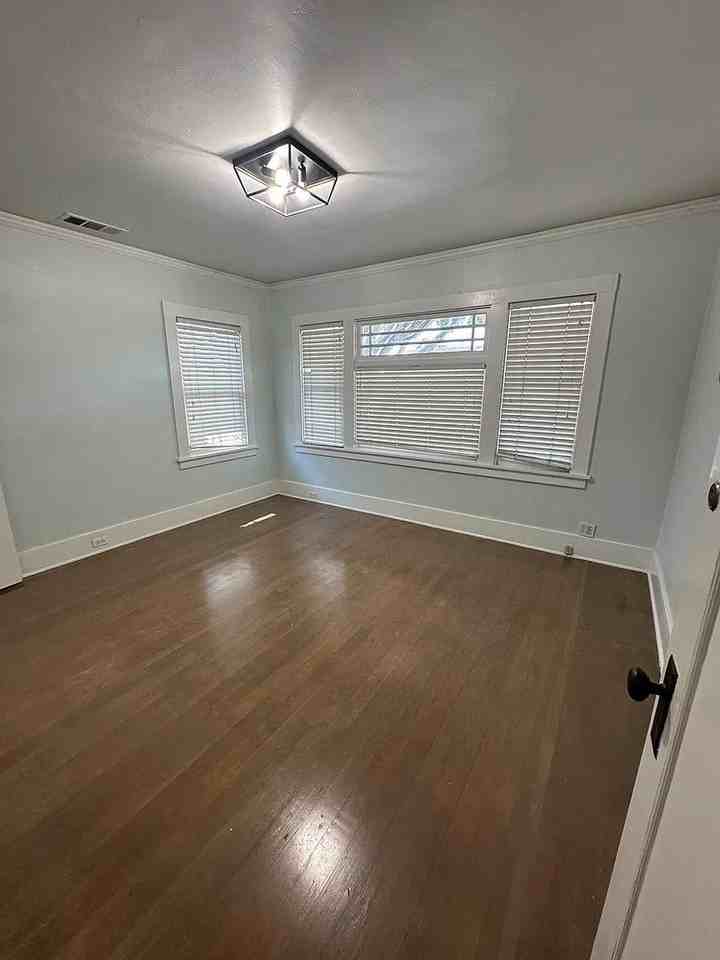 940 Santa Rosa St - Photo 2 of 13