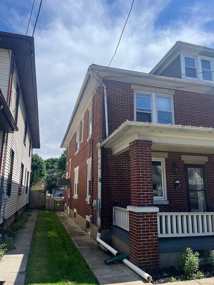 822 W Main St - Photo 2 of 11