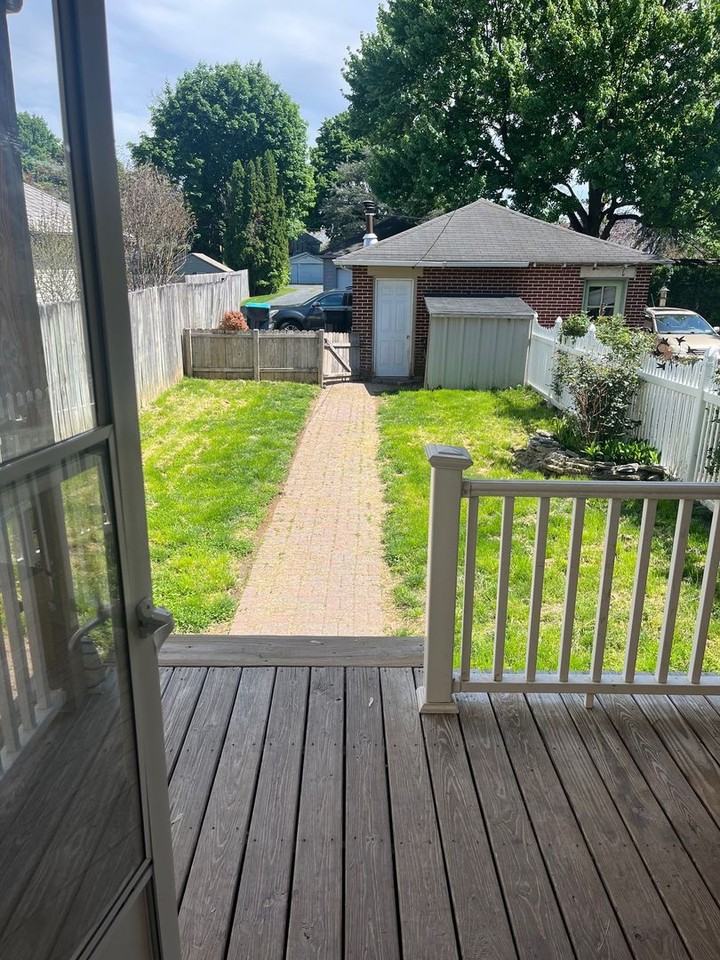 822 W Main St - Photo 3 of 11