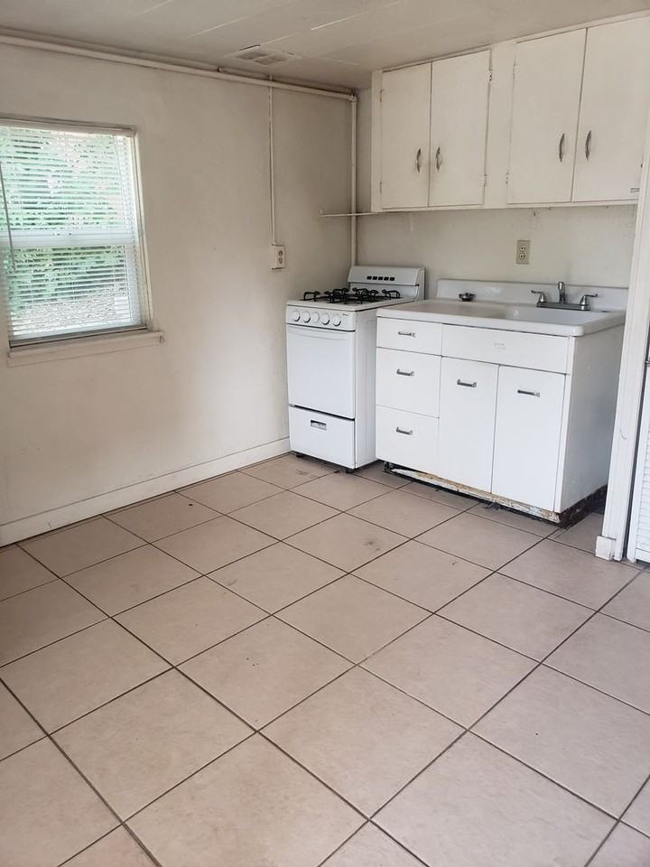 1114 13th St - Photo 2 of 8