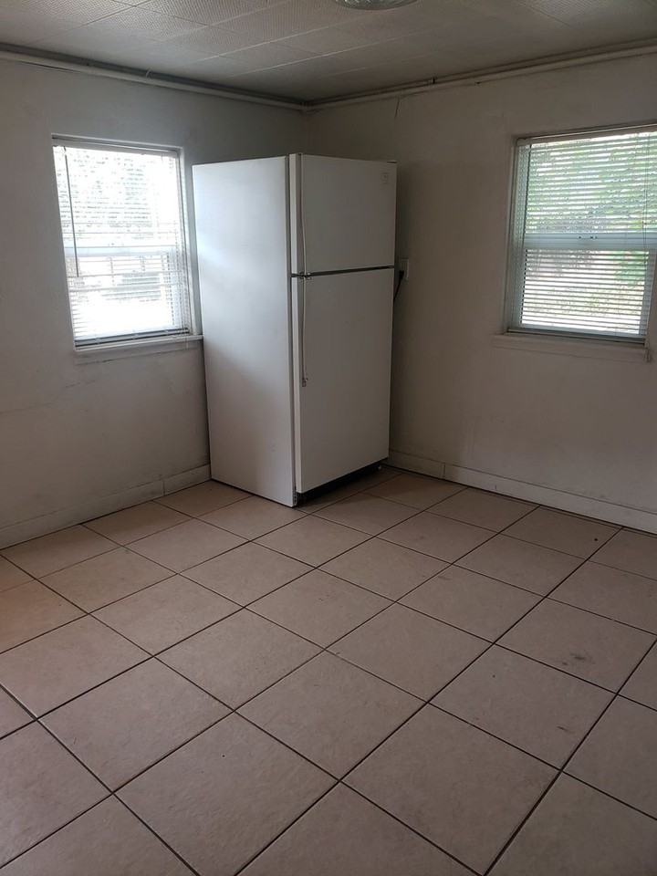 1114 13th St - Photo 3 of 8