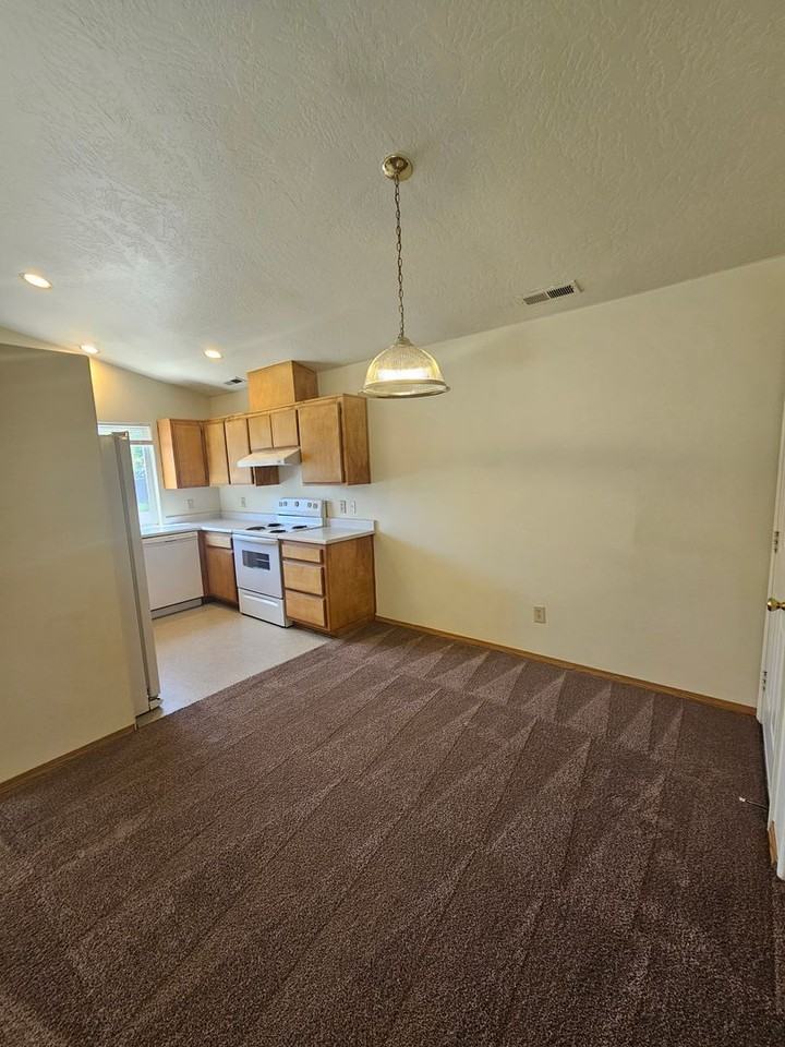 303 Garfield St - Photo 6 of 26