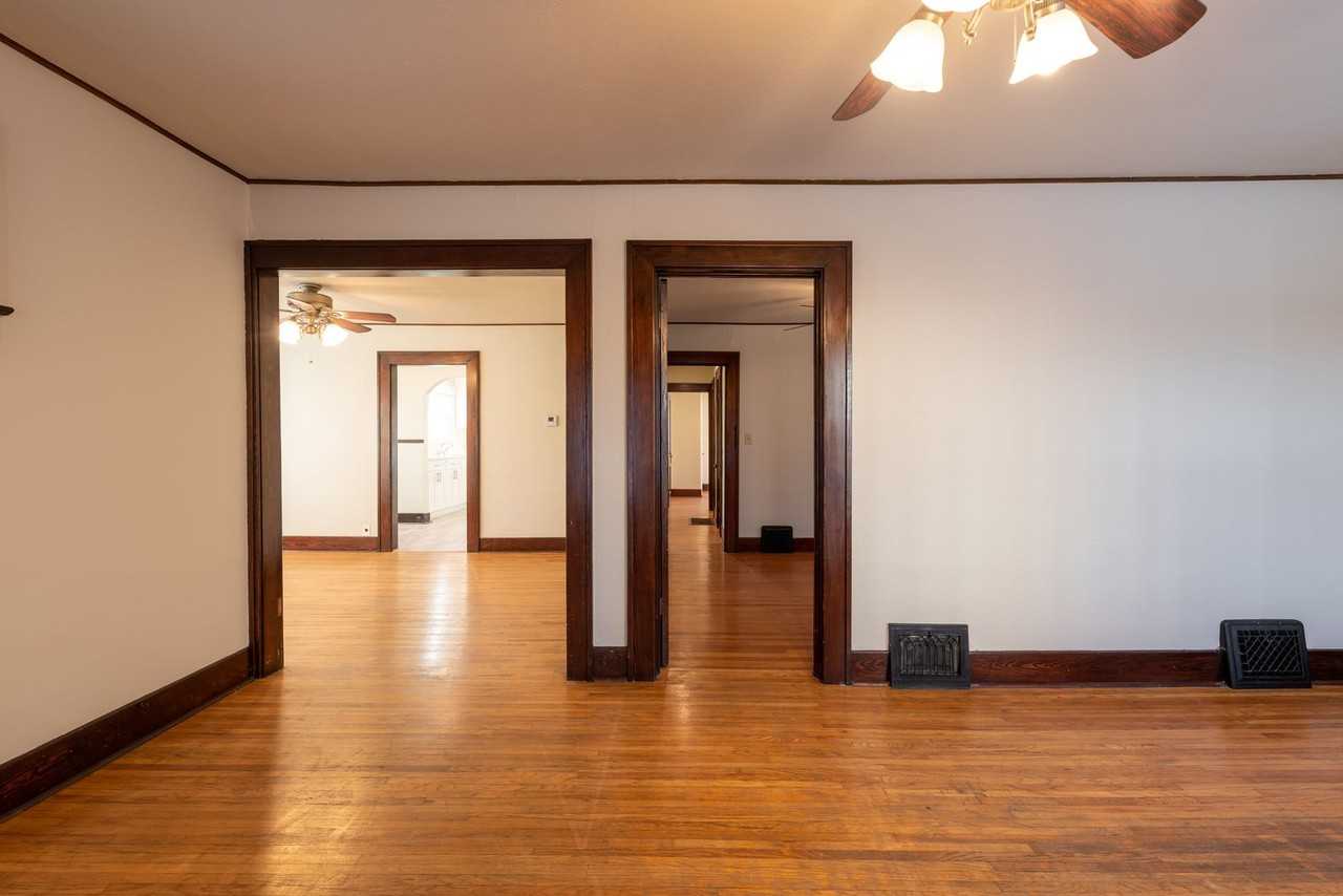 759 S Market Ave - Photo 5 of 31