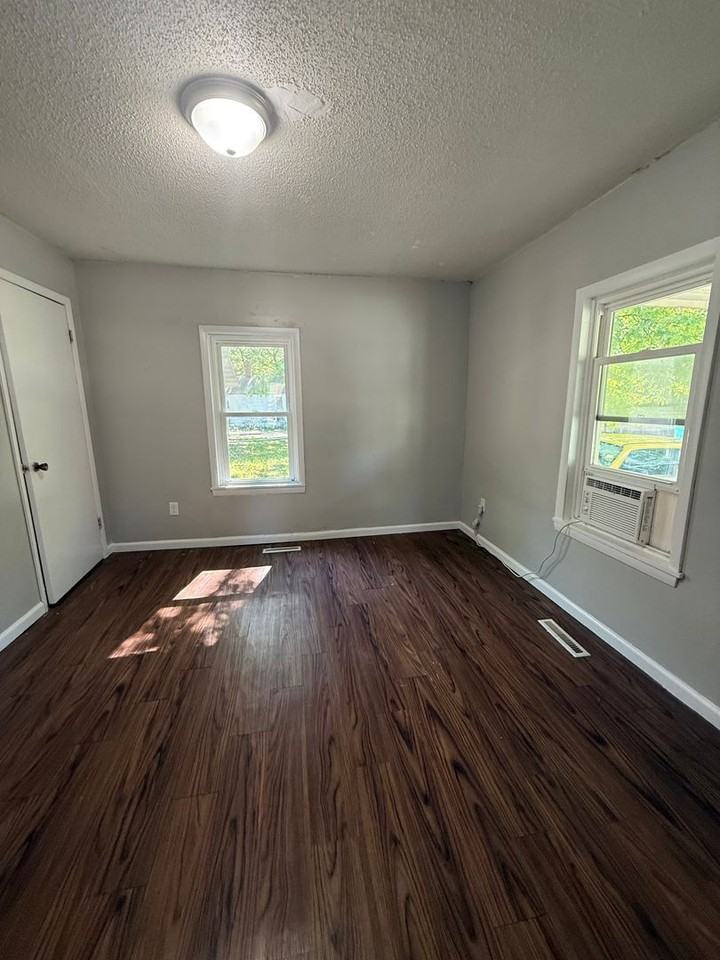805 E Garfield St - Photo 5 of 8