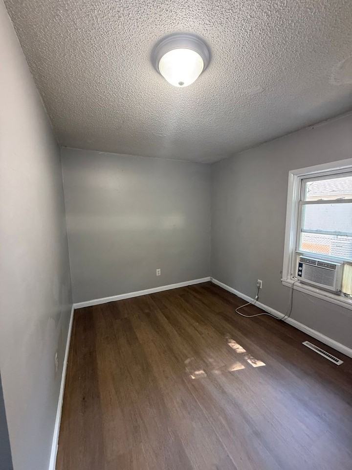 805 E Garfield St - Photo 6 of 8