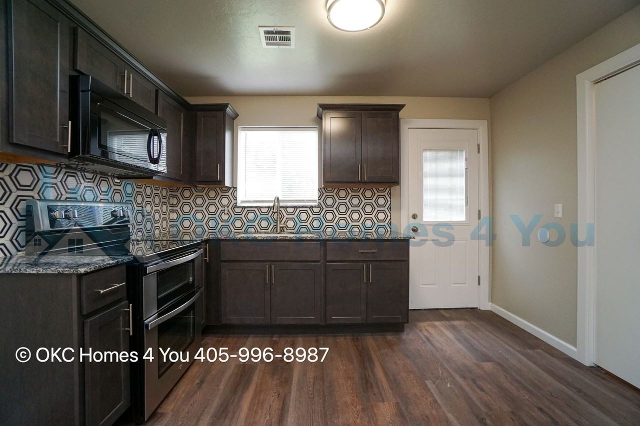 7118 Nw 43rd St - Photo 5 of 18