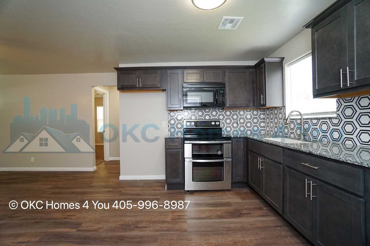 7118 Nw 43rd St - Photo 6 of 18