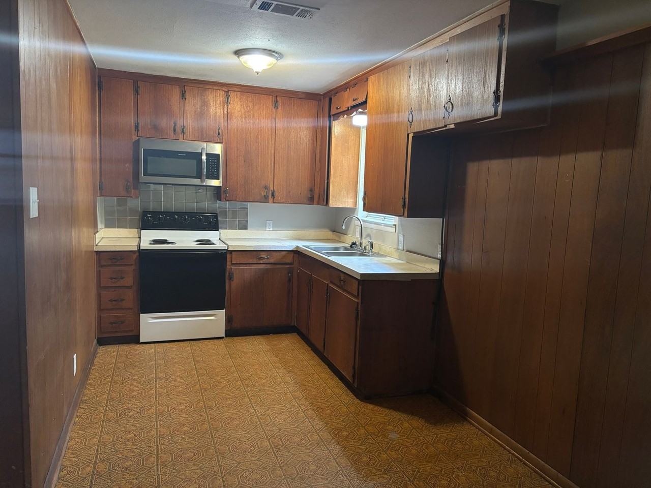1806 S Travis Ave - Photo 3 of 7