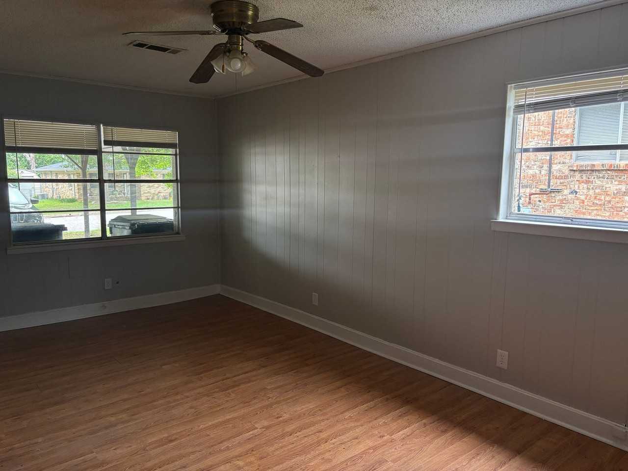 1806 S Travis Ave - Photo 4 of 7