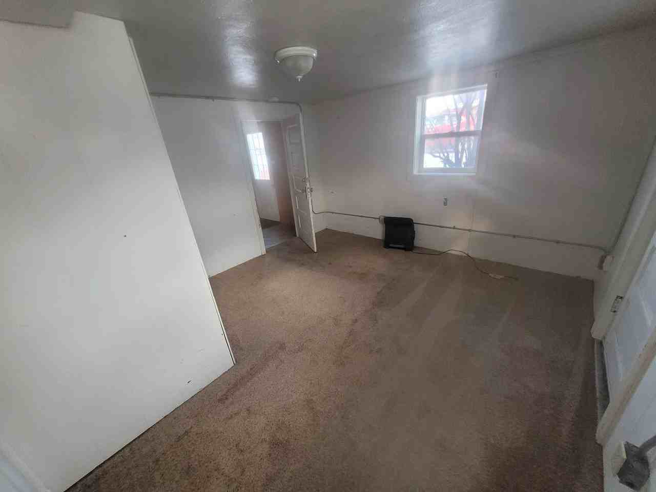 604 E Gibbon St - Photo 5 of 6