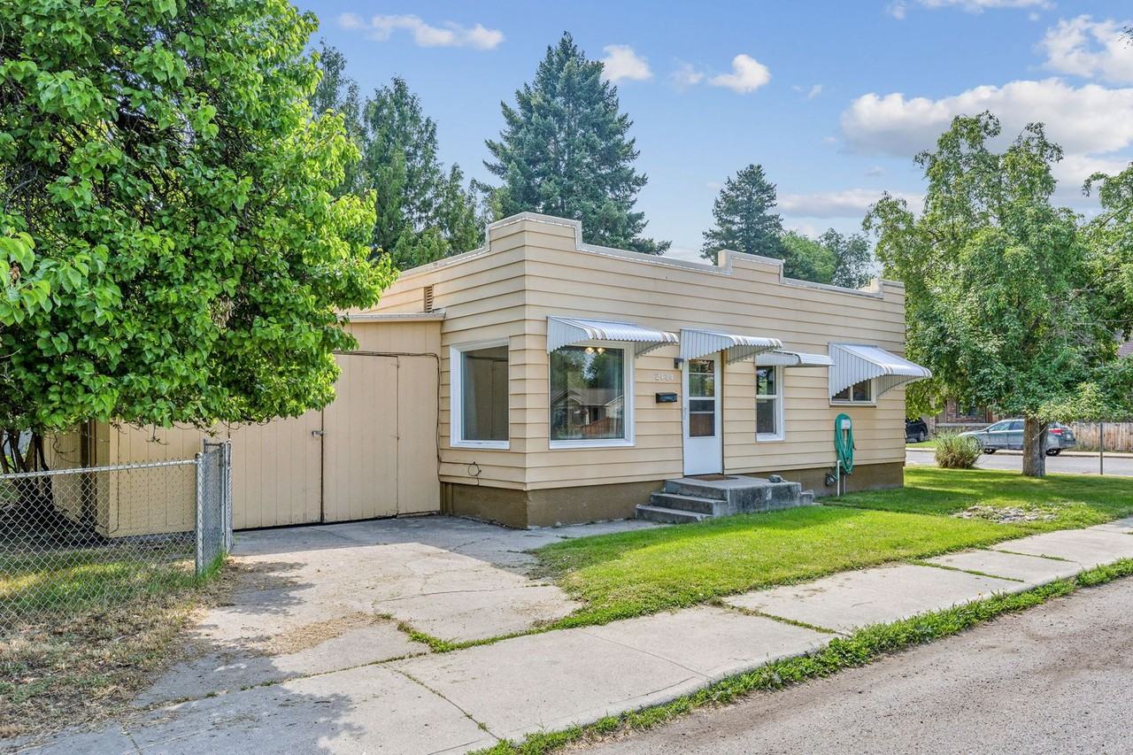 2434 Lester St - Photo 3 of 34