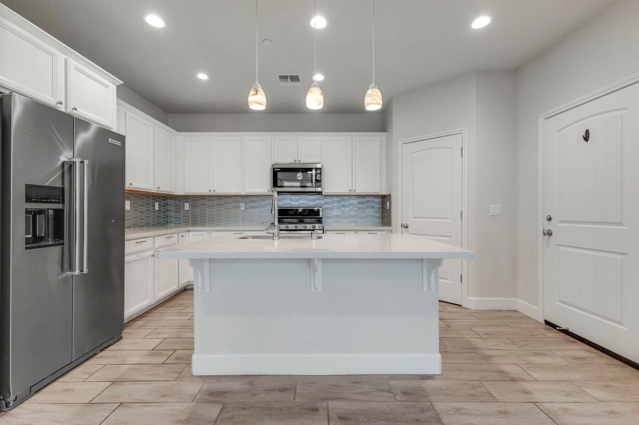 19218 Coliseum Ln - Photo 6 of 22