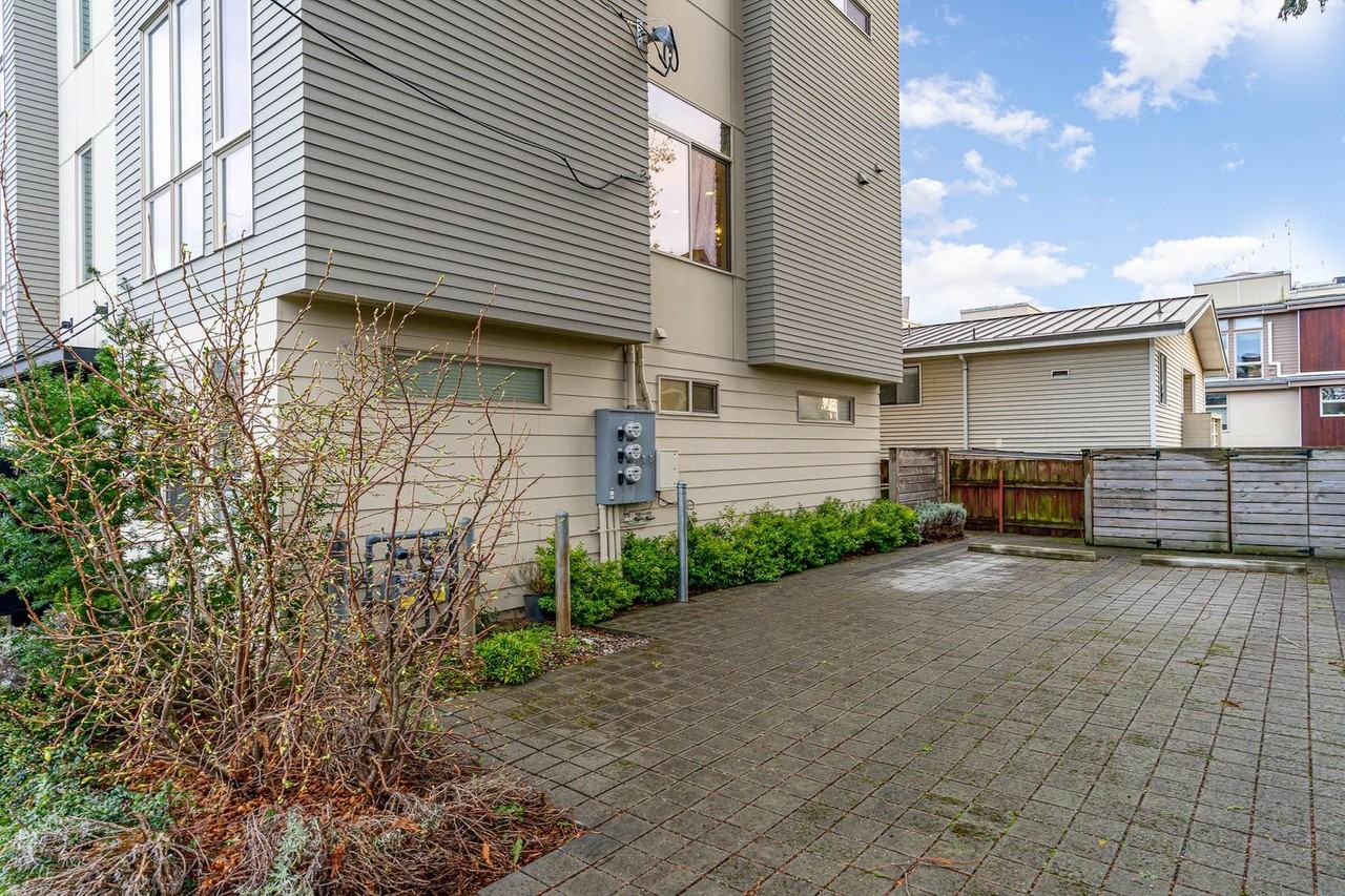 2607 Nw 64th St - Photo 2 of 17