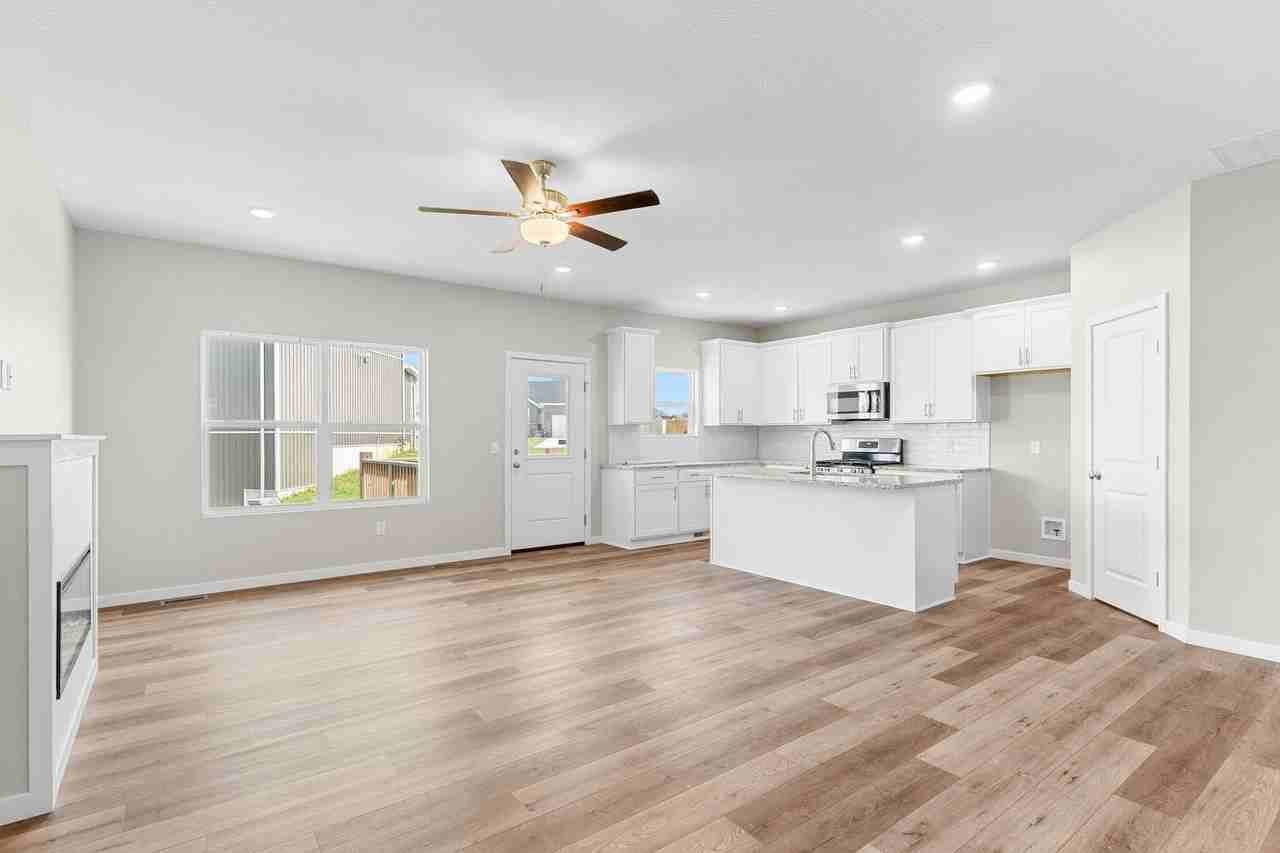 1695 E Charlton St - Photo 6 of 31