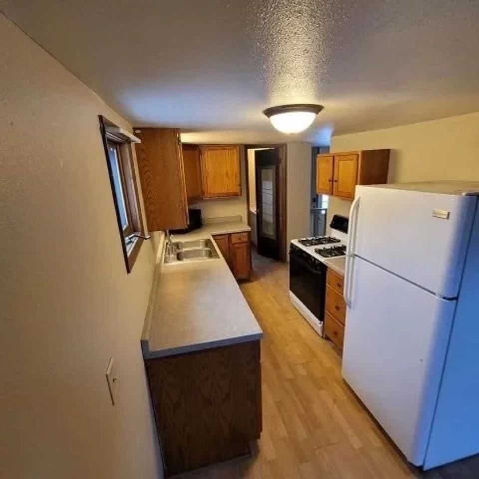 204 N Court St - Photo 4 of 12