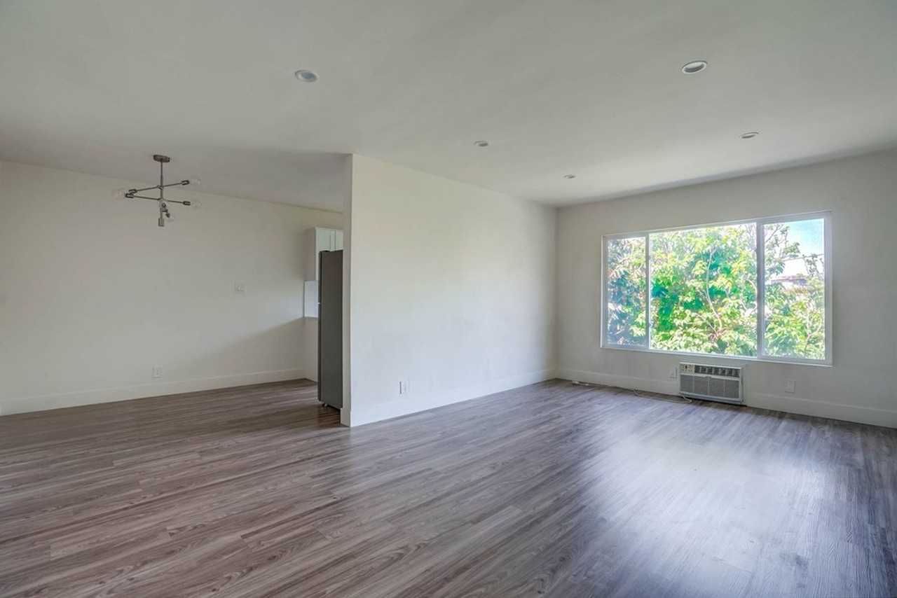 Stylish Mid‑Century Building in West Adams Park Tract - Photo 7 of 42