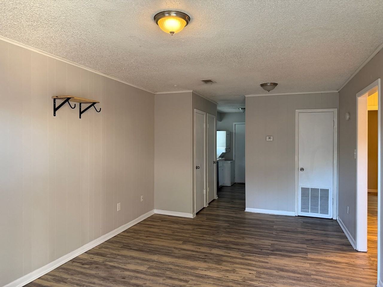 707 Meadowbrook St - Photo 2 of 6