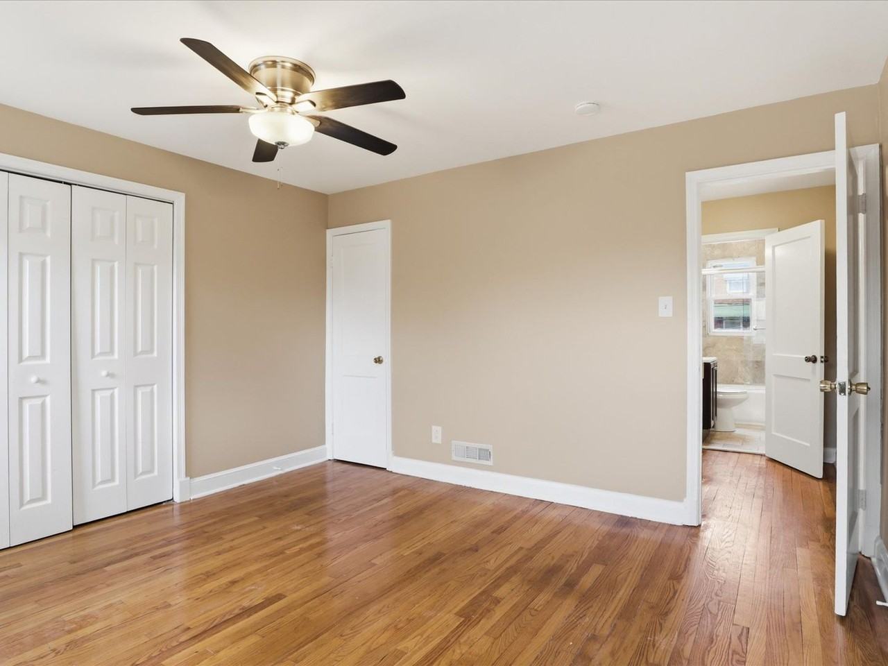 738 Yale Ave - Photo 4 of 21