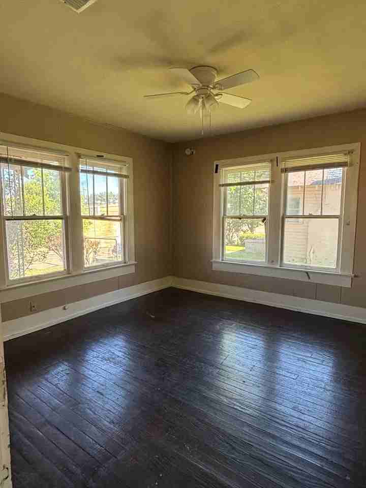 1033 Bowie St - Photo 3 of 8