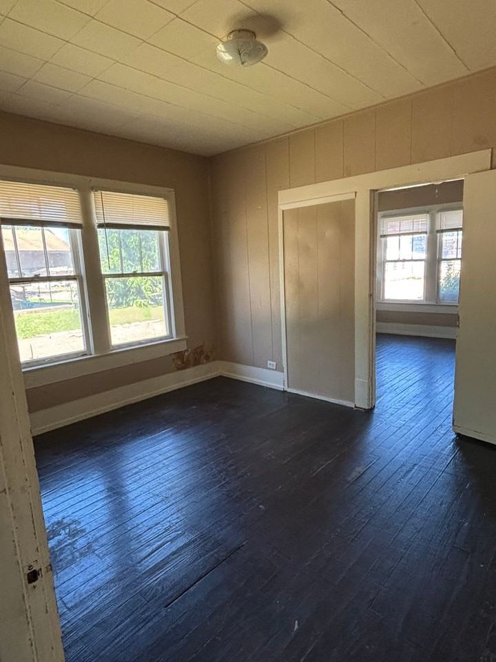 1033 Bowie St - Photo 4 of 8