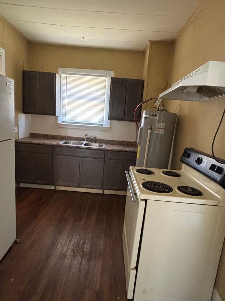 1033 Bowie St - Photo 5 of 8
